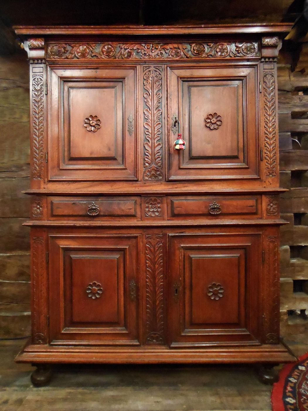 ELEGANTER DOPPELTÜRSCHRANK AUS LIGURIEN AUS DER VOLLEN ZEIT DES 17. JAHRHUNDERTS aus massivem Nussbaumholz